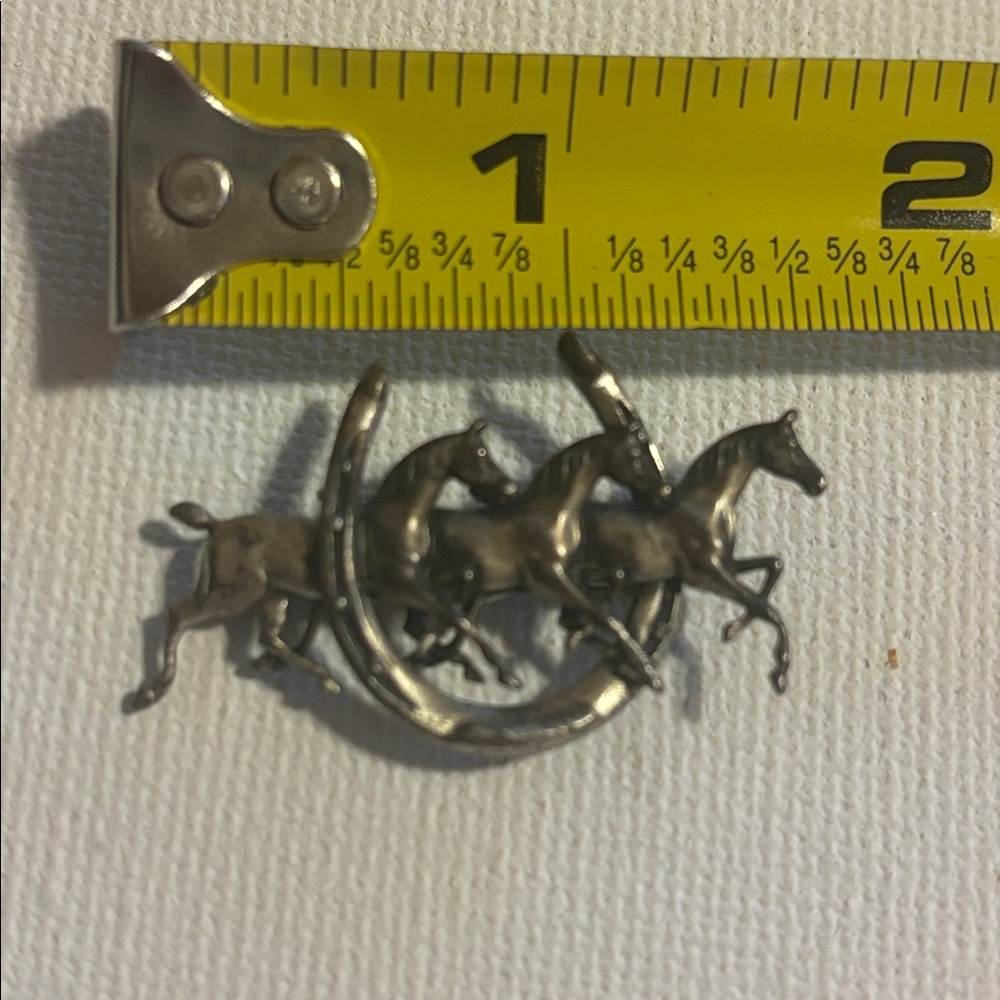 Vintage Beau Sterling Silver Brooch Pin  featuring three horses and a horseshoe - Picture 3 of 4
